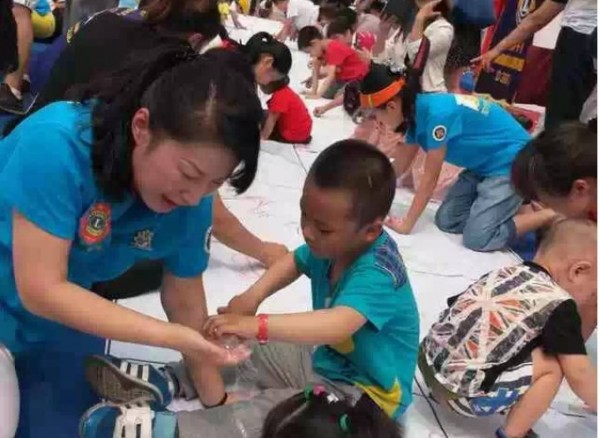 锦天物(wù)业助力 “我们的世界也是彩色的”大型公(gōng)益活动